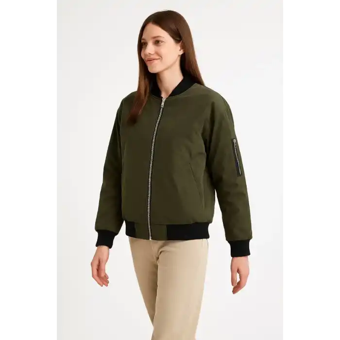 Kadın Bomber Mont Ceket – Fermuarlı, Kapitone İçi Astarlı, Su İtici Kumaş, Regular Fit, Yandan Cepli, Günlük Bahar & Kış Şık Rahat Stil - Haki