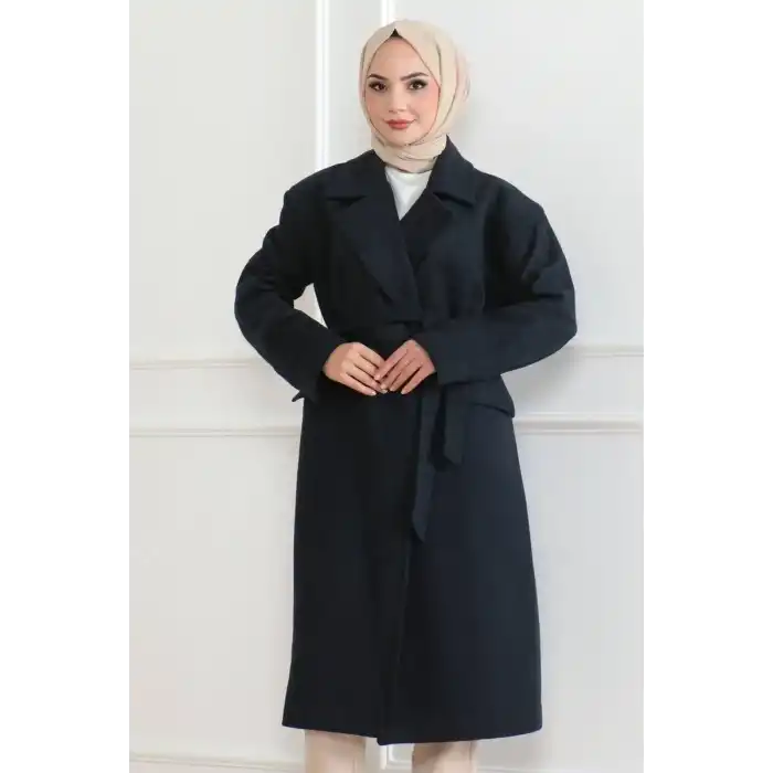 Kadın Kaşe Kaban – Uzun Boy Kruvaze Yaka Kuşaklı Tesettür Kaşe Kışlık Kaban, Astarlı Şık Yünlü Dokuma Oversize Rahat Kalıp Cepli Düğmeli Modern Kap Modeli - Lacivert