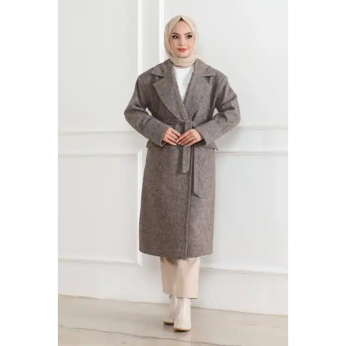 Kadın Kaşe Kaban – Uzun Boy Kruvaze Yaka Kuşaklı Tesettür Kaşe Kışlık Kaban, Astarlı Şık Yünlü Dokuma Oversize Rahat Kalıp Cepli Düğmeli Modern Kap Modeli - Vizon