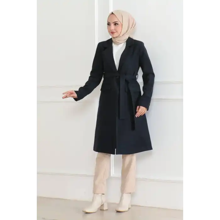 Kadın Kaşe Kaban – Uzun Boy Kruvaze Yaka, Kuşaklı Tesettür Kışlık Kaban, Astarlı Şık Yünlü Dokuma Oversize Rahat Kalıp, Cepli Modern Kaşe Mont Modeli - Lacivert