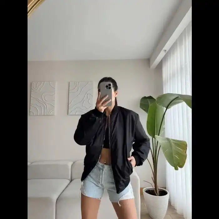 Kadın Siyah Bomber Mont – Oversize Rahat Kalıp, Fermuarlı Cepli, Günlük Kombinlere Uygun Hafif Kapitone Mont- Siyah