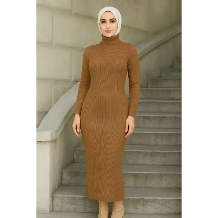Kadın Tesettür Triko Elbise – Boğazlı Uzun Fitilli Dokuma, Esnek Tam Kalıp, 130 cm Midi Boy, Bahar & Kış Şık Rahat Stil - Kahverengi