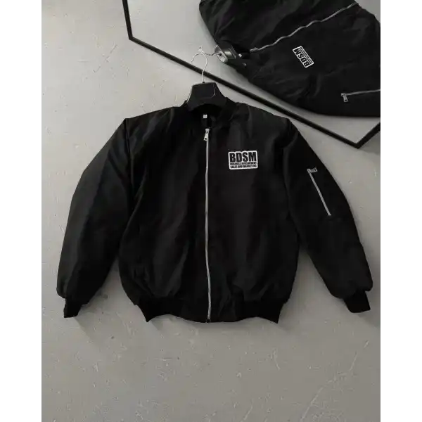 Erkek Siyah Bomber Mont – Fermuarlı, Cepli, Kapitone Astarlı, Göğüs Baskılı Tasarım Günlük Rahat Ceket - Siyah