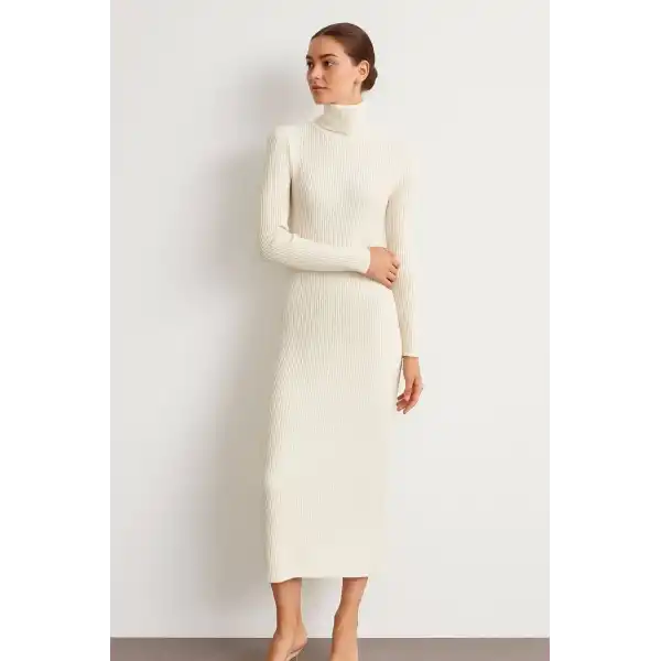 Kadın Boğazlı Triko Elbise – Uzun Fitilli Esnek Dokuma, Tam Kalıp, Kışlık & Baharlık Şık Rahat Stil, 130 cm Midi Boy Elbise - Beyaz