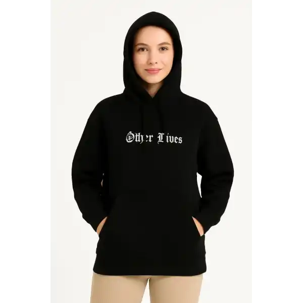 Kadın Kapşonlu Sweatshirt – Oversize Üç İplik Şardonlu Hoodie, “Other Lives” Ön & Arka Baskılı, Kanguru Cepli, Kışlık Rahat Günlük Stil- Siyah