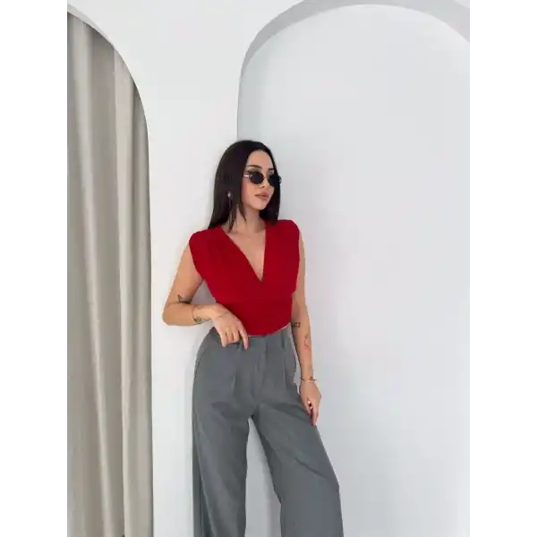 Kadın Vatkalı Kolsuz V Yaka Drapeli Crop Bluz Likralı Fit - Kırmızı