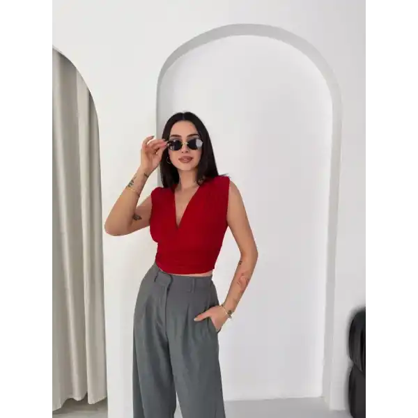 Kadın Vatkalı Kolsuz V Yaka Drapeli Crop Bluz Likralı Fit - Kırmızı