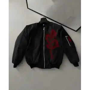 Erkek Unisex Siyah Bomber Mont – Kırmızı Ejderha Desenli, Fermuarlı Cepli, Kapitone Astarlı Günlük ve Sokak Modası Ceket - Siyah