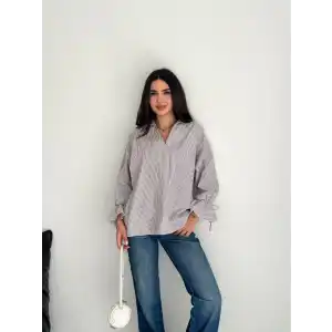 Kadın Arkası Asimetrik Yırtmaç Kesim Detaylı Cizgili Bluz Gömlek - Gri