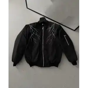 Unisex Siyah Bomber Mont – Beyaz Şimşek Desenli, Fermuarlı Cepli, Kapitone Astarlı Sokak Stili Günlük Ceket - Siyah