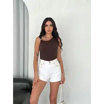 Osy Modal Yumuşak Dokulu Kumaş Bisiklet Yaka Kadın Sıfır Kol Bluz Omuz Toka Aksesuar Detaylı - Kahverengi