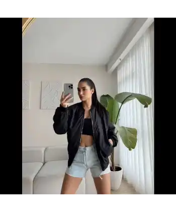 Kadın Siyah Bomber Mont – Oversize Rahat Kalıp, Fermuarlı Cepli, Günlük Kombinlere Uygun Hafif Kapitone Mont- Siyah