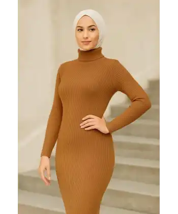 Kadın Tesettür Triko Elbise – Boğazlı Uzun Fitilli Dokuma, Esnek Tam Kalıp, 130 cm Midi Boy, Bahar & Kış Şık Rahat Stil - Kahverengi