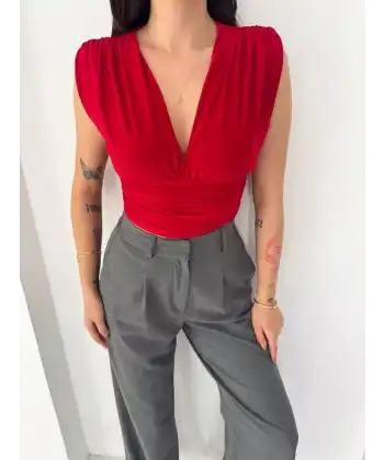 Kadın Vatkalı Kolsuz V Yaka Drapeli Crop Bluz Likralı Fit - Kırmızı