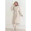 Kadın Kaşe Kaban – Uzun Boy Kruvaze Yaka Kuşaklı Tesettür Kaşe Kışlık Kaban, Astarlı Şık Yünlü Dokuma Oversize Rahat Kalıp Cepli Düğmeli Modern Kap Modeli - Bej