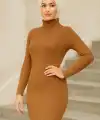 Kadın Tesettür Triko Elbise – Boğazlı Uzun Fitilli Dokuma, Esnek Tam Kalıp, 130 cm Midi Boy, Bahar & Kış Şık Rahat Stil - Kahverengi