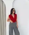 Kadın Vatkalı Kolsuz V Yaka Drapeli Crop Bluz Likralı Fit - Kırmızı