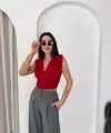 Kadın Vatkalı Kolsuz V Yaka Drapeli Crop Bluz Likralı Fit - Kırmızı