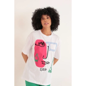 Kadın Beyaz Renk Süprem Kumaş Süzine Nakışlı Bisiklet Yaka Oversize Tişört