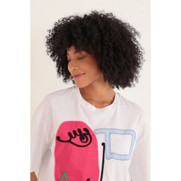 Kadın Beyaz Renk Süprem Kumaş Süzine Nakışlı Bisiklet Yaka Oversize Tişört