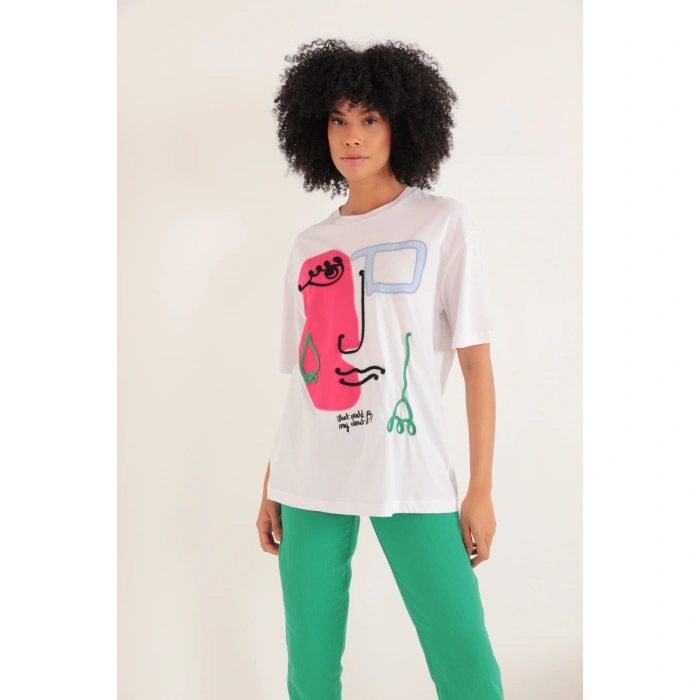 Kadın Beyaz Renk Süprem Kumaş Süzine Nakışlı Bisiklet Yaka Oversize Tişört