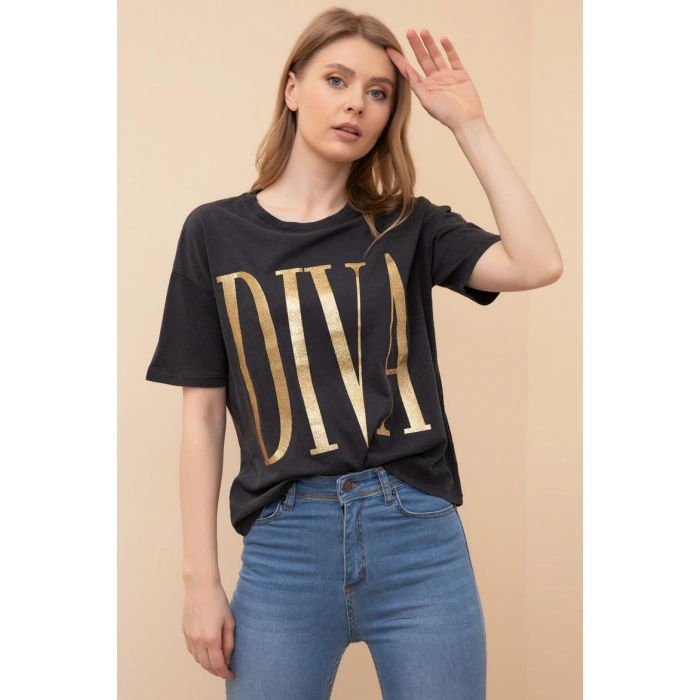 Kadın Füme Renk Pamuklu Bisiklet Yaka Diva Baskılı Kısa Kollu T-shirt