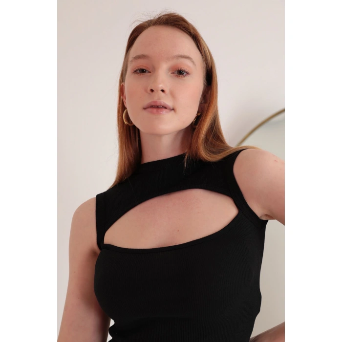 Kadın Siyah Renk Kaşkorse Kumaş Bisiklet Yaka Önü Açık Bluz