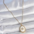 316L Çelik Gold Renk Zincir Beyaz Mineli Güneş İşlemeli Zirkon Taş Detaylı Madalyon Model Kadın Kolye