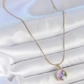 316L Çelik Gold Renk Zincir Mor Çiçek İşlemeli Zirkon Taş İnci Detaylı Minimal Portre Model Kadın Kolye
