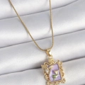 316L Çelik Gold Renk Zincir Mor Mineli Çiçek İşlemeli Zirkon Taşlı Kelebek Detay Portre Model Kadın Kolye