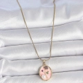 316L Çelik Gold Renk Zincir Pembe Çiçek İşlemeli İnci Detay Portre Model Kadın Kolye