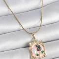 316L Çelik Gold Renk Zincir Pembe Mineli Çiçek İşlemli İnci Detay Portre Model Kadın Kolye