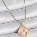 316L Çelik Gold Renk Zincir Pembe Mineli İncili Çiçek İşlemeli Portre Model Kadın Kolye