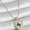 316L Çelik Gold Renk Zincir Turkuaz Mineli İncili Çiçek İşlemeli Portre Model Kadın Kolye