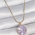 316L Çelik Gold Renk Zincir Zirkon Taşlı Mor Mineli Çiçek İşlemeli İnci Detay Portre Model Kadın Kolye