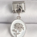 316L Çelik Gümüş Renk Çiçek İşlemeli Beyaz Portre Model Nomination Charm