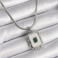 316L Çelik Gümüş Renk İtalyan Zincir Beyaz Sedefli Kare Portre Model Zümrüt Taş Detay Kadın Kolye