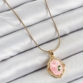 316L Çelik Zincir Pembe Sanatsal Portre İnci Detaylı Gül Figürlü Model Gold Renk Kadın Kolye