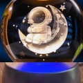 Ay Üstünde Astronot Tasarımlı Plastik Altlıklı Işıklı Cam Küre