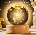 BFS 5 cm 3D Kristal Astronot Küre Lamba – Dekoratif LED Işıklı Ahşap Stand