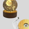 BFS 5 cm 3D Kristal Astronot Küre Lamba – Dekoratif LED Işıklı Ahşap Stand