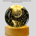 BFS 5 cm 3D Kristal Astronot Küre Lamba – Dekoratif LED Işıklı Ahşap Stand