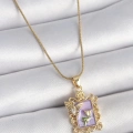 BFS 316L Çelik Gold Renk Zincir Mor Mineli Çiçek İşlemeli Zirkon Taşlı Kelebek Detay Portre Model Kadın Kolye