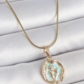 BFS 316L Çelik Gold Renk Zincir Turkuaz Mineli Çiçek İşlemeli Portre Model Kadın Kolye