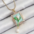 BFS 316L Çelik Zincir Turkuaz Sanatsal Portre Sallantılı İnci Detaylı Lale Model Gold Renk Kadın Kolye