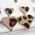 BFS Pirinç Gold Renk Sallantı Leopar Kalp Model Kadın Küpe