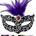 BFS   Siyah Kadife Üzeri Rengarenk Payetli Pullu Mor Tüylü Mor Taşlı Parti Maskesi 19x21 cm