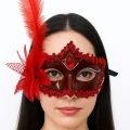 ÇOK SATAN Kırmızı Mat Renk Yandan Tüylü Güllü Parti Balo Venedik Maskesi 16x22