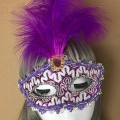 ÇOK SATAN Mor Dantel İşlemeli Mor Tüylü Balo Parti Maskesi 17x20 cm