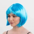 ÇOK SATAN Turkuaz Açık Mavi Renk Düz Kesim Kısa Küt Parti Peruğu